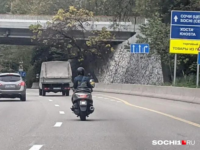 В Сочи полицейские установили личность парня, который гонял на мопеде по площади Флага | Источник: Оксана Витязь / SOCHI1.RU