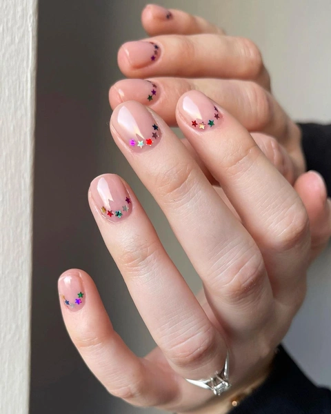 Маникюр в школу: 10 нежных идей для коротких ногтей💅