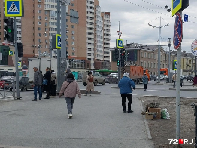 Обычно здесь идет оживленная уличная торговля, но сегодня мы нашли лишь одну женщину с вербами | Источник: Анастасия Давыдова / 72.RU
