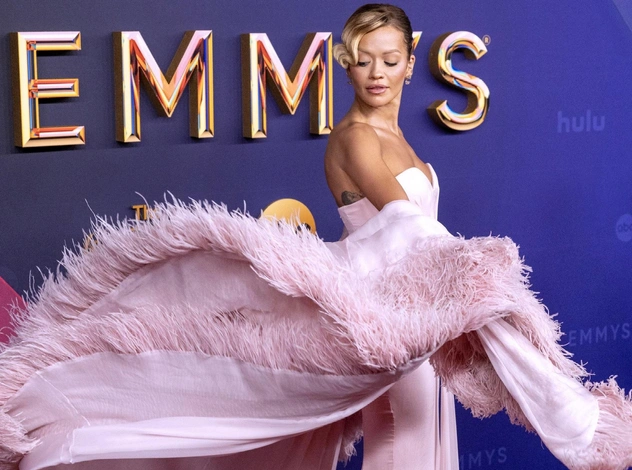 Все нежно-розовые образы церемонии «Эмми-2024»