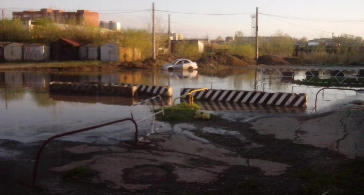 Коварная лужа: на Сортировке автомобили проваливаются в открытый люк,  залитый водой - 10 мая 2015 - Е1.ру