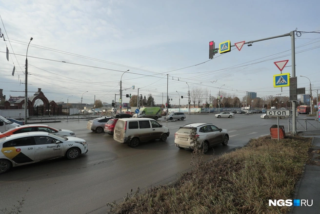 Разметку уже почти не видно, а знаки могут запутать водителей | Источник: Андрей Бортко / NGS.RU