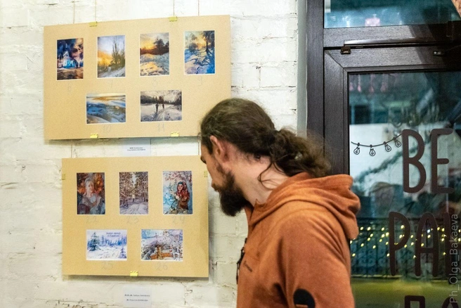 Посетители кафе активно интересовались редкими открытками | Источник: Ольга Бакаева / предоставлено сетью кофеен «КиШ»