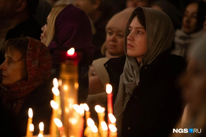 В завершение литургии было совершено славление перед иконой праздника | Источник: Андрей Бортко / NGS.RU
