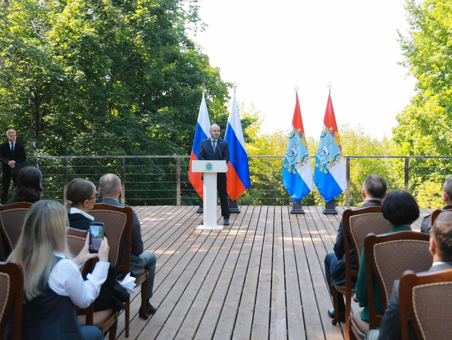 Знак отличия жителям вручил глава региона | Источник: пресс-служба губернатора Самарской области