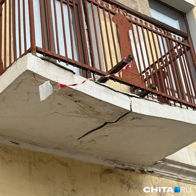 Балкон треснул почти до основания | Источник: очевидец