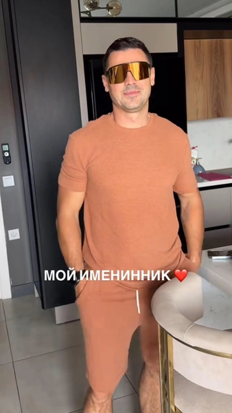 Именинник позирует в очках, которые ему подарила жена Дарья