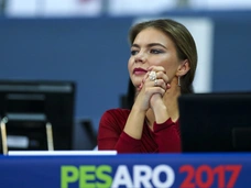 Алина Кабаева открыла фестиваль своего имени в кокетливом платье из шелка за полторы тысячи долларов