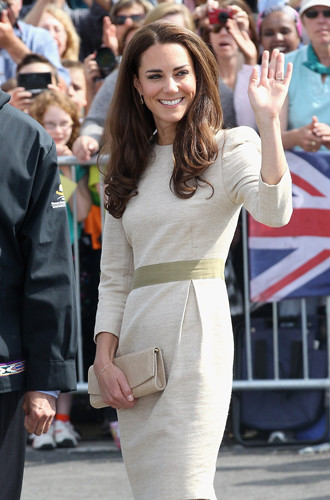 Кейт Миддлтон с клатчем Stuart Weitzman "Muse"