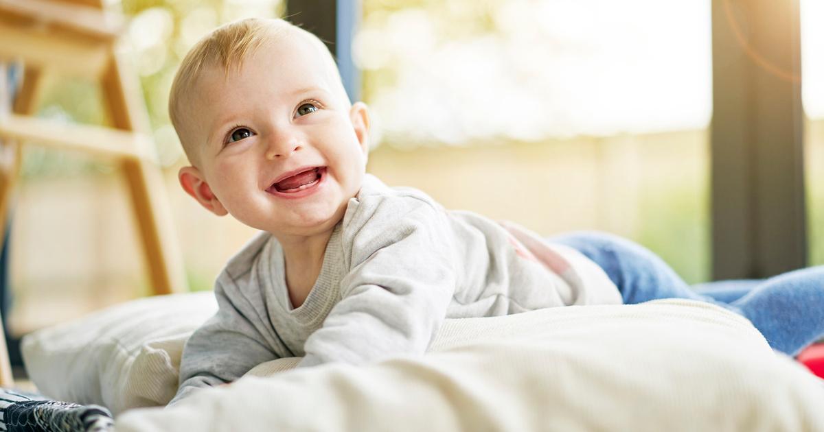 когда ребенок начинает отзываться. когда ребёнок начинает издавать звуки. во сколько месяцев малыш начинает слышать. когда ребенок начинает отзываться на имя. новорожденный не реагирует на звуки.