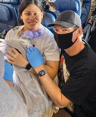 Гленн с матерью и ребенком в самолете | Источник: https://www.medscape.com/