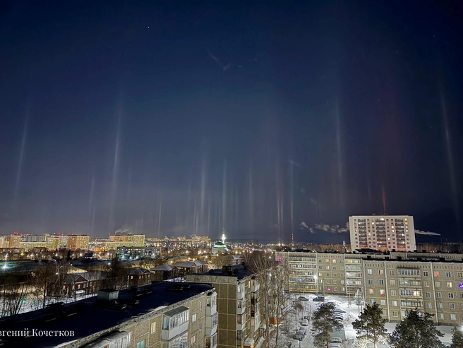 Световые столбы над Верхней Пышмой | Источник: Евгений Кочетков