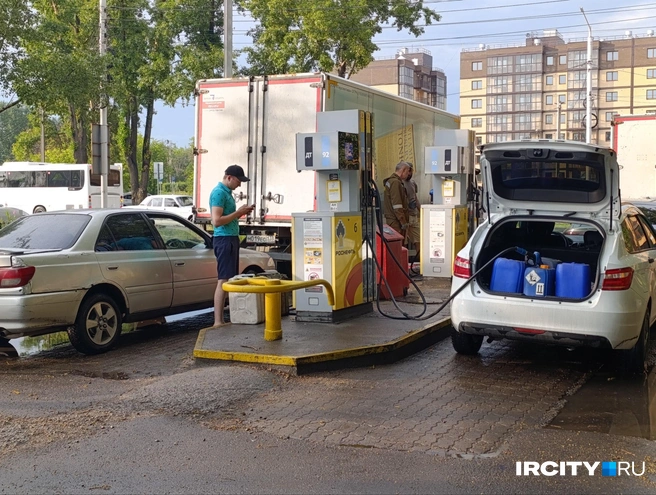 Заливать бензин в канистры как бы запрещено, но многие это делают без какого-либо стеснения | Источник: Даниил Конин / «ИрСити»