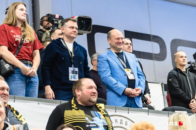 Юрий Слюсарь и Александр Скрябин на гандбольном матче | Источник: Евгений Вдовин / 161.RU