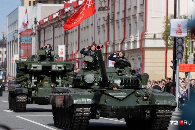 Проехал перед площадью боевой танк Т-72. Он очень шумный и тяжелый  | Источник: Ирина Шарова / 72.RU 