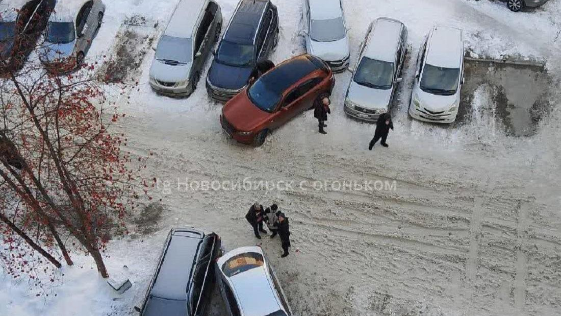 «Пять машин задето»: водитель неудачно припарковался у многоэтажки в Новосибирске