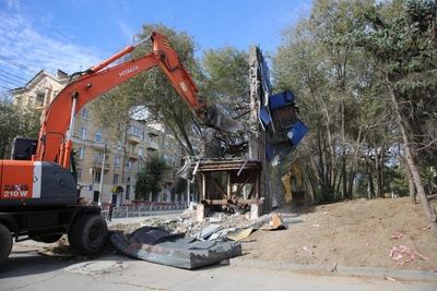 В Волгограде сносят советскую стелу с мозаикой