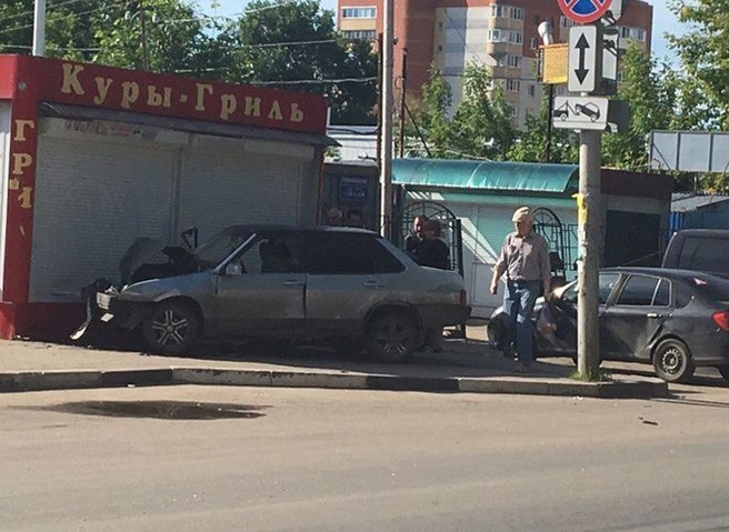 В Рязани легковушка протаранила торговую палатку | ya62.ru