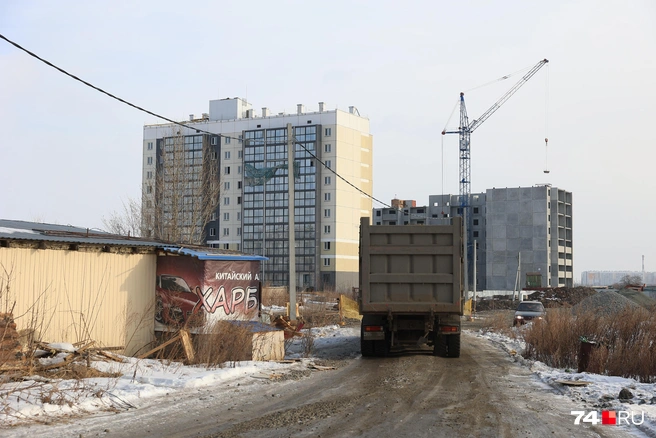 На стройку постоянно заезжают грузовики | Источник: Михаил Шилкин