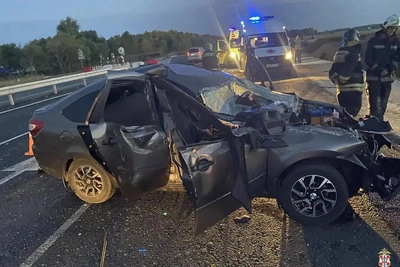 Под Омском Lada врезалась в отбойник: водитель погиб
