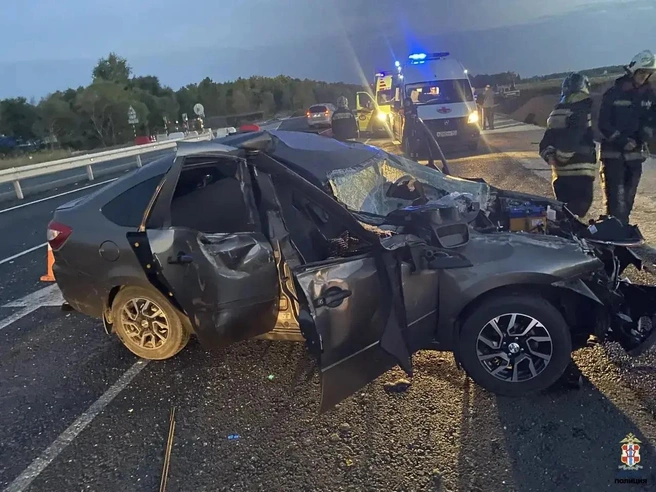 Повреждения у автомобиля критические. Вряд ли машина подлежит восстановлению | Источник: «Госавтоинспекция Омской области» / Max.ru