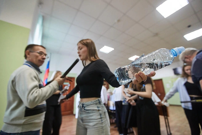 На входе в пункт проведения экзамена школьники проходят строгий досмотр. С собой можно взять только воду, линейку, не программируемый калькулятор и небольшой перекус без этикеток | Источник: Александр Ощепков / NGS.RU