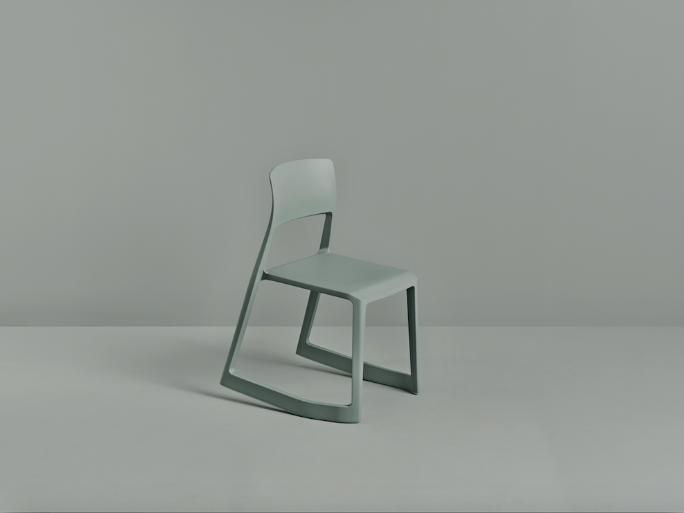 Стул Tip Ton RE, дизайн Эдварда Барбера и Джея Осгерби, 2011/2020. | Источник: Marc Eggimann / © Vitra