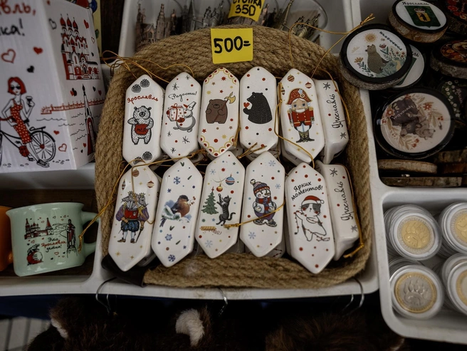 Елочные игрушки в виде конфет с рисунком продают за 500 рублей | Источник: Александр Куренной / 76.RU