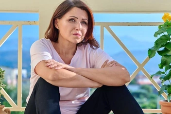«Свекровь стала жить с нами. Ее вид и звук ее шагов вызывают во мне лютое раздражение»