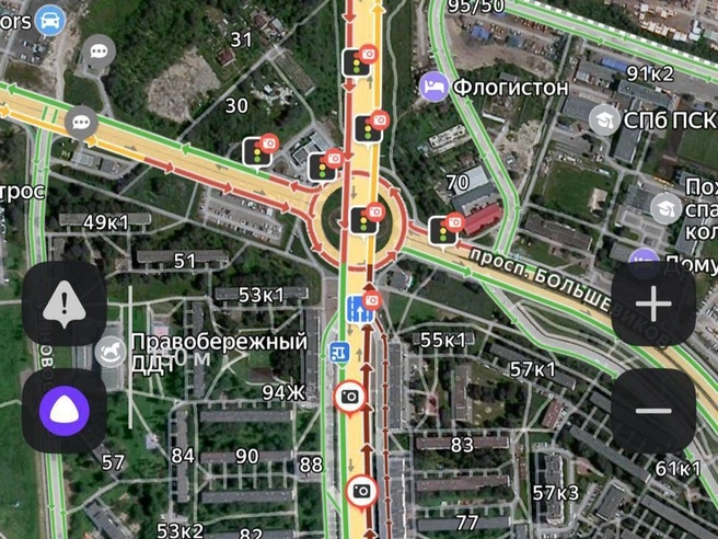 Круговой перекрёсток Народной улицы и проспекта Большевиков, где произошла авария, вызвавшая часовую пробку. | Источник: Яндекс