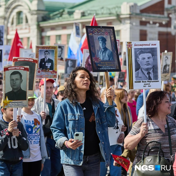 Тысячи горожан пронесли по улицам города портреты своих дедов и прадедов | Источник: Александр Ощепков / NGS.RU