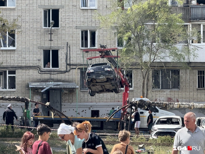 Во дворе сгорели несколько автомобилей | Источник: Сергей Петунин / 164.RU