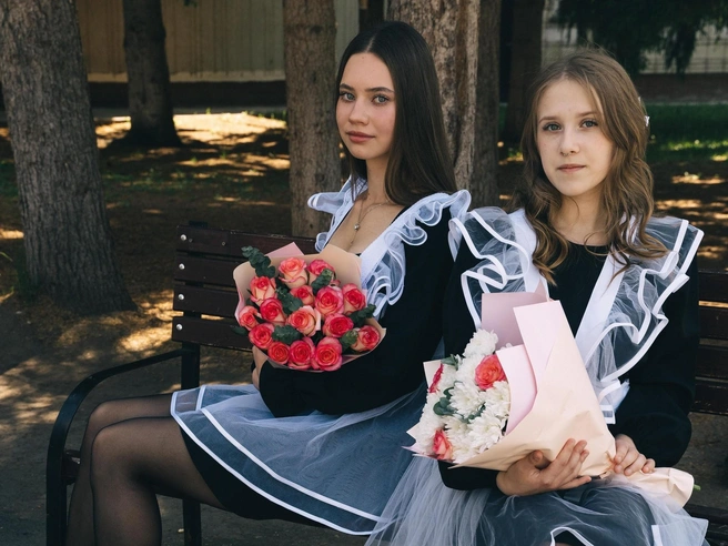 Первое сентября с нетерпением ждут не только школьники, но и их родители | Источник: цветочная компания «FLOraОПТ»