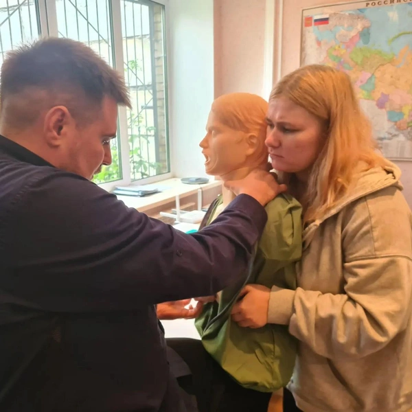 Отрабатывали и ситуации, когда человек подавился. Пробовали помочь ему со всех сторон! | Источник: Светлана Коновалова / YA62.RU