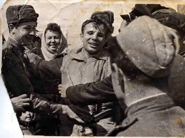 Нарушил запрет командира части: история первого фото Юрия Гагарина после приземления под Саратовом