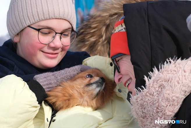 Одна участница пришла со своим питомцем, все время она прятала его от холода под курткой  | Источник: Василиса Орлова / NGS70.RU