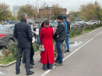 После судебного заседания родные и близкие еще долго обсуждали решение суда | Источник: Мария Зарукина / NGS24.RU
