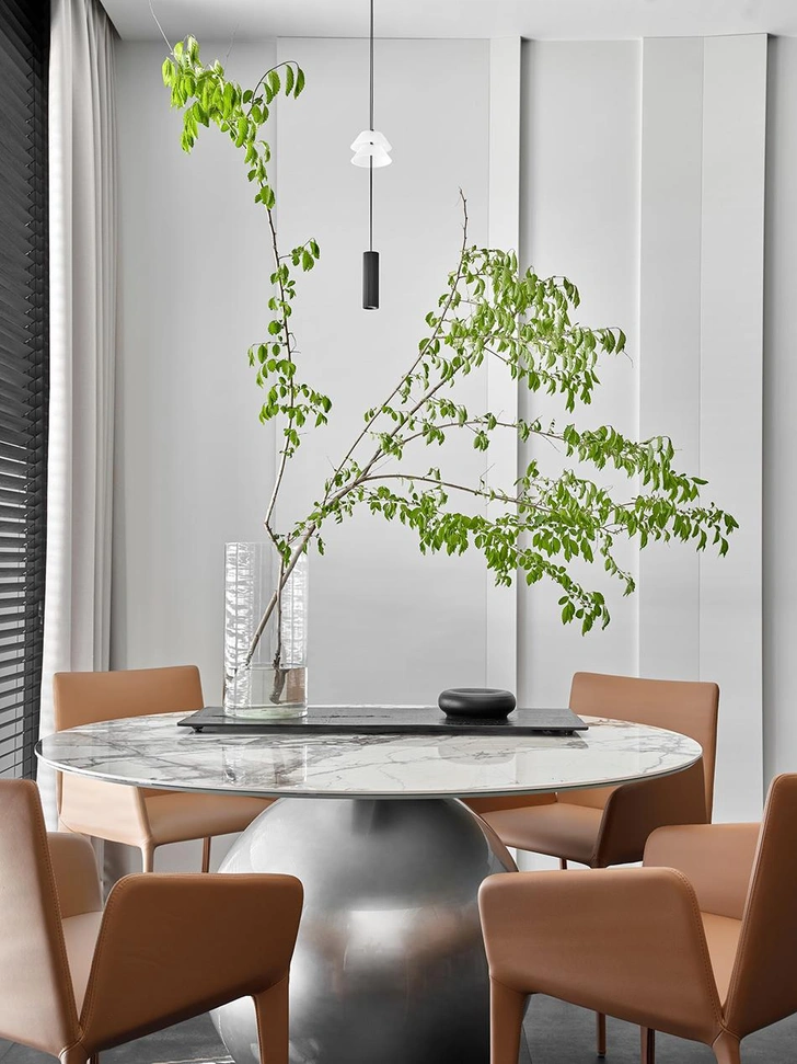 Стол Circus, Bonaldo. Стулья, Bonaldo. Светильник Flamingo Mini, Vibia. | Источник: Наталья Бочкова. Стиль: Анастасия Подъяблонская 
