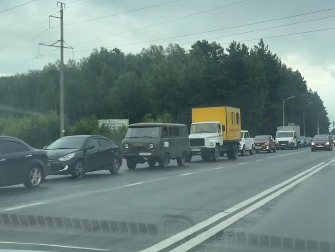 Множество автомобилей выстроилось в длинную очередь на заправку | Источник: 72.RU