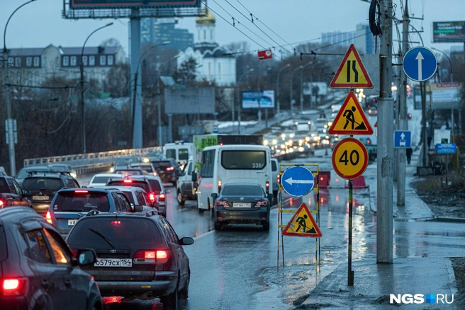 В городе установлены тысячи дорожных знаков, и далеко не все из них имеют надежную опору | Источник: Александр Ощепков / NGS.ru