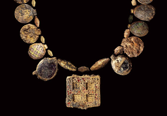 Гранаты в золоте: посмотрите на роскошное ожерелье богатой английской дамы VII века