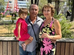 «Умерший Саша во сне принес сверток — разворачиваю, а там девочка»: женщина похоронила сына, а в 51 год родила дочку