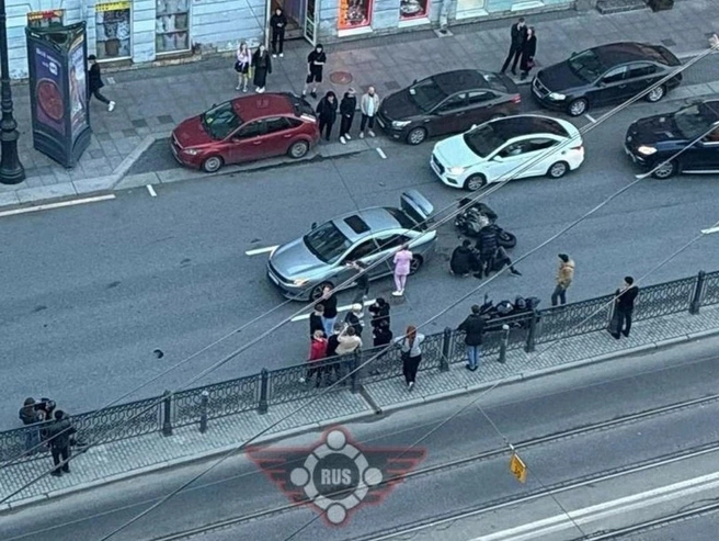Поездка в центре Петербурга закончилась больницей для байкера и его пассажирки | Источник: Мотосолидарность ДТП / «ВКонтакте»