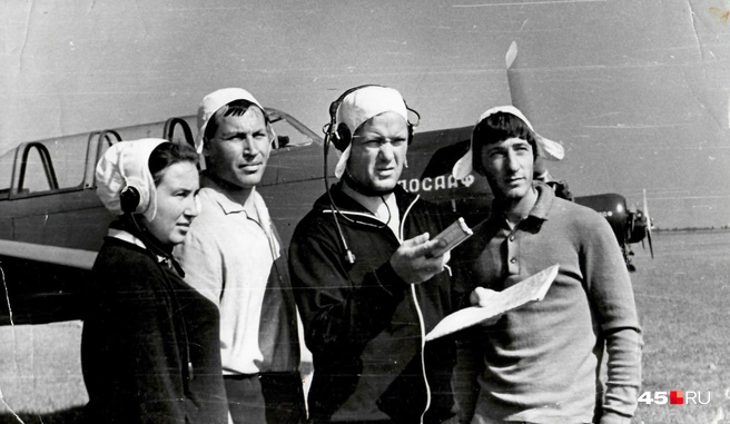 Так проходил разбор полётов. На снимке слева направо: Лидия Чистякова, Виктор Мосасин, Владимир Протопопов (инструктор), Геннадий Ежов (возлюбленный Лиды) | Источник: Надежда Дюрягина