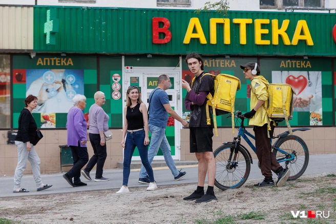 Зеваки пытались понять, что происходит на улице | Источник: Алексей Волхонский / V1.RU