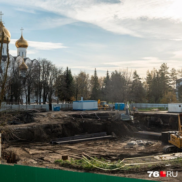 Отель строят под боком у Успенского собора | Источник: Александр Куренной / 76.RU
