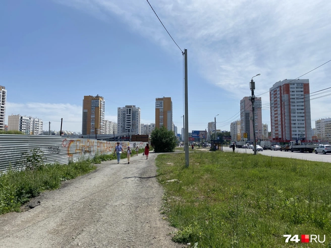 По его внешнему периметру — грунтовка. В непогоду отсюда чистым не выйдешь | Источник: Виталий Гущинский