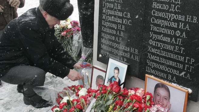 Памятный камень с именами погибших | Источник: Alexander Natruskin / Reuters