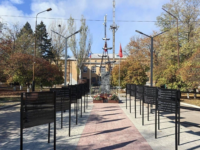 Сейчас на табличках мемориала выбито 86 имен погибших бойцов | Источник: «Александр Осипов | Губернатор Забайкалья» / T.me