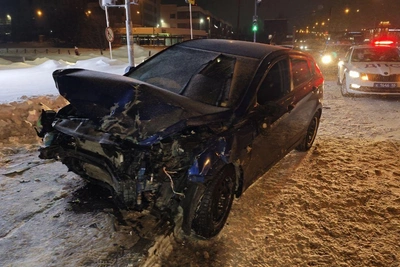 В Екатеринбурге столкнулись две машины, трое пострадали